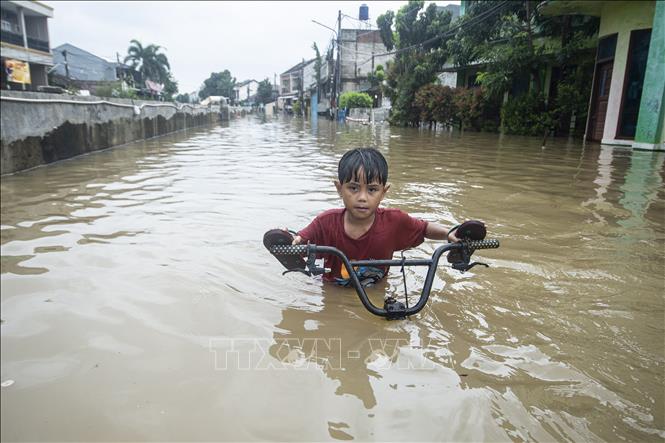 Cảnh ngập lụt sau những trận mưa lớn tại Nam Tangerang, tỉnh Banten, Indonesia, ngày 23/1/2026. Ảnh: THX/TTXVN