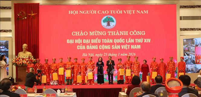 Phó Chủ tịch nước Võ Thị Ánh Xuân và Chủ tịch Hội Người cao tuổi Việt Nam Nguyễn Thanh Bình tặng quà tri ân cho người cao tuổi tiêu biểu. Ảnh: TTXVN phát