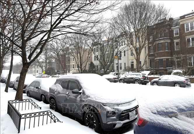 Tuyết phủ kín đường xá, xe cộ trên một tuyến phố ở thủ đô Washington ngày 25/1/2026. Ảnh: Ngọc Quang, PV TTXVN tại Mỹ