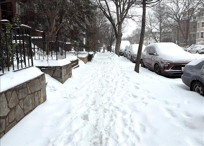 Tuyết phủ kín vỉa hè phố Calvert ở thủ đô Washington ngày 25/1/2026. Ảnh: Ngọc Quang, PV TTXVN tại Mỹ