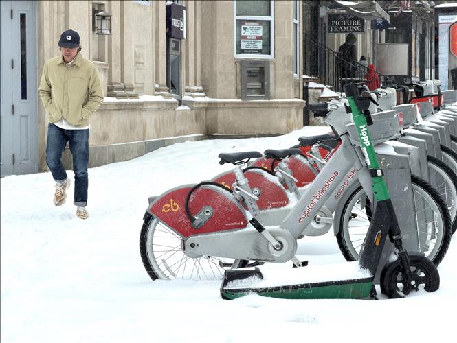 Tuyết rơi dày tại một trạm xe đạp điện cho thuê trên phố ở thủ đô Washington, khiến hoạt động giao thông tạm thời bị ảnh hưởng ngày 25/1/2026. Ảnh: Ngọc Quang, PV TTXVN tại Mỹ