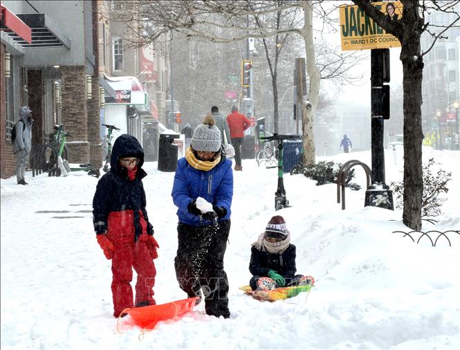 Trẻ em tranh thủ chơi tuyết trên phố ở Washington DC ngày 25/1/2026. Ảnh: Ngọc Quang, PV TTXVN tại Mỹ