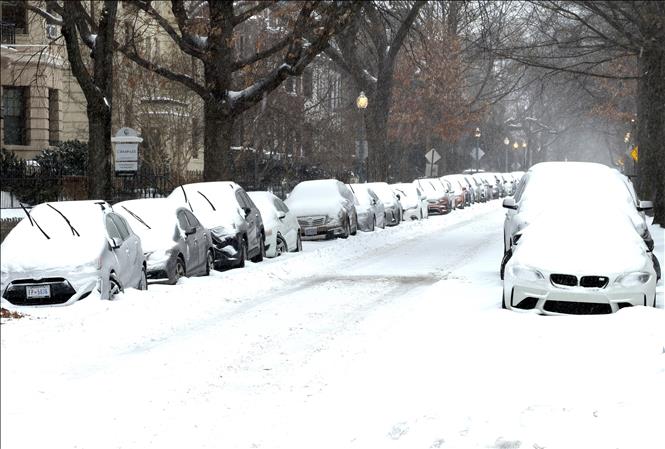 Tuyết phủ kín các xe ô tô đỗ dọc một tuyến phố ở Washington DC ngày 25/1/2026. Ảnh: Ngọc Quang, PV TTXVN tại Mỹ