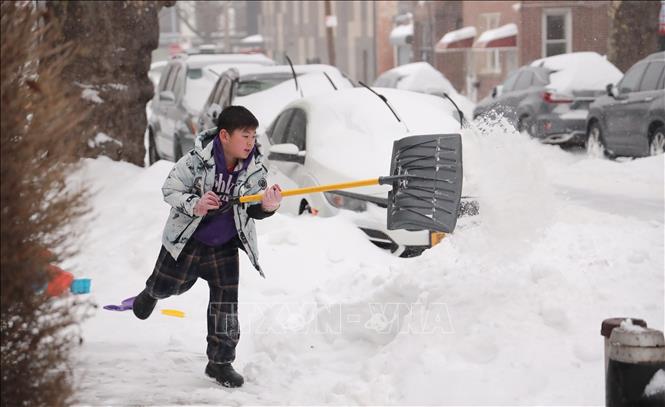 Người dân dọn tuyết trước cả nhà. Ảnh: Thanh Tuấn - Phóng viên TTXVN tại Mỹ