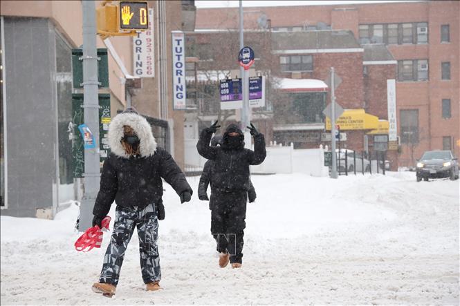 Người dân băng qua đường trong 