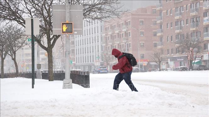Người dân băng qua đường trong 
