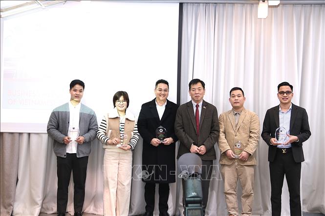 Đại sứ Vũ Hồ (thứ 3, phải sang) chụp ảnh cùng các thành viên Hiệp hội doanh nhân Việt Nam tại Hàn Quốc. Ảnh: Khánh Vân - PV TTXVN tại Hàn Quốc 