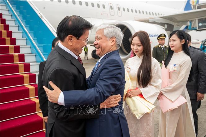 Ủy viên Bộ Chính trị, Phó Chủ tịch Thường trực Quốc hội Đỗ Văn Chiến đón Tổng Bí thư, Chủ tịch nước Lào Thongloun Sisoulith tại sân bay Quốc tế Nội Bài. Ảnh: Minh Đức – TTXVN

