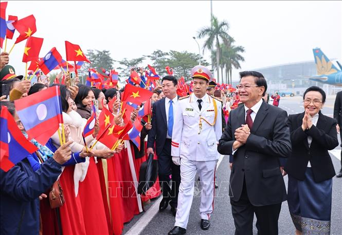 Lễ đón Tổng Bí thư Ban Chấp hành Trung ương Đảng Nhân dân cách mạng Lào, Chủ tịch nước Cộng hòa Dân chủ Nhân dân Lào Thongloun Sisoulith và Phu nhân tại sân bay Quốc tế Nội Bài. Ảnh: Minh Đức – TTXVN
