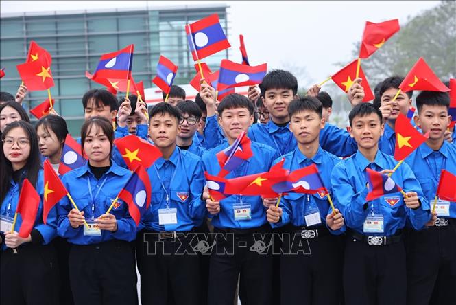 Học sinh, sinh viên thủ đô đón Tổng Bí thư Ban Chấp hành Trung ương Đảng Nhân dân cách mạng Lào, Chủ tịch nước Cộng hòa Dân chủ Nhân dân Lào Thongloun Sisoulith và Phu nhân tại sân bay Quốc tế Nội Bài. Ảnh: Minh Đức – TTXVN