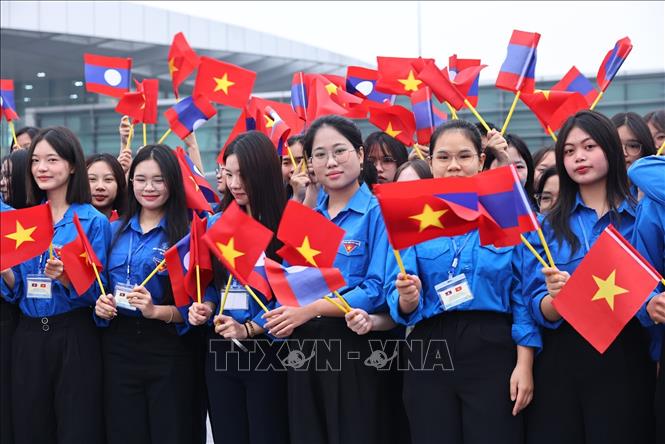 Học sinh, sinh viên thủ đô đón Tổng Bí thư Ban Chấp hành Trung ương Đảng Nhân dân cách mạng Lào, Chủ tịch nước Cộng hòa Dân chủ Nhân dân Lào Thongloun Sisoulith và Phu nhân tại sân bay Quốc tế Nội Bài. Ảnh: Minh Đức – TTXVN