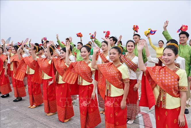 Lễ đón Tổng Bí thư Ban Chấp hành Trung ương Đảng Nhân dân cách mạng Lào, Chủ tịch nước Cộng hòa Dân chủ Nhân dân Lào Thongloun Sisoulith và Phu nhân tại sân bay Quốc tế Nội Bài. Ảnh: Minh Đức – TTXVN