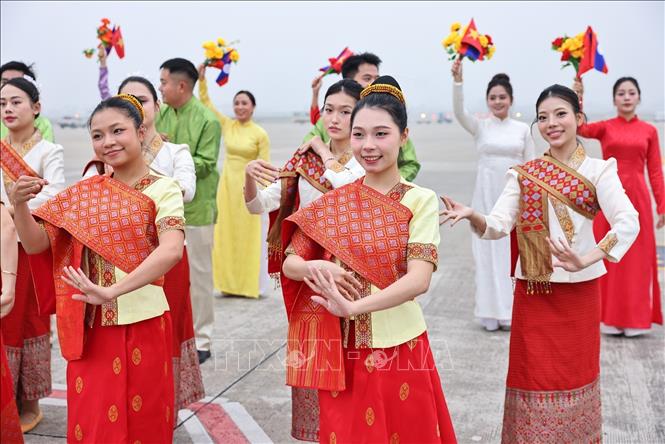Lễ đón Tổng Bí thư Ban Chấp hành Trung ương Đảng Nhân dân cách mạng Lào, Chủ tịch nước Cộng hòa Dân chủ Nhân dân Lào Thongloun Sisoulith và Phu nhân tại sân bay Quốc tế Nội Bài. Ảnh: Minh Đức – TTXVN