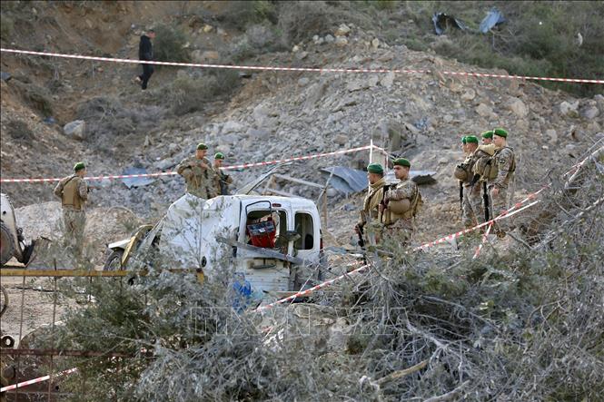 Binh sĩ Israel được triển khai tới hiện trường một vụ không kích của Israel tại Kfardounine, miền Nam Liban. Ảnh: THX/TTXVN