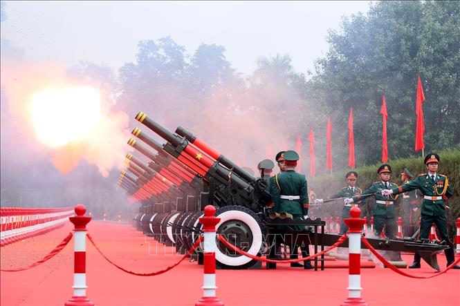 A 21-gun salute is fired to welcome General Secretary and President of Laos Thongloun Sisoulith and his spouse on their state visit to Vietnam. VNA Photo