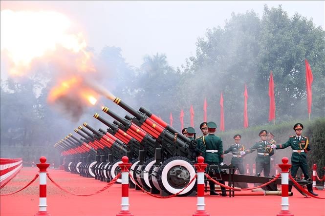 A 21-gun salute is fired to welcome Party General Secretary and President of Laos Thongloun Sisoulith and his spouse  on their state visit to Vietnam. 