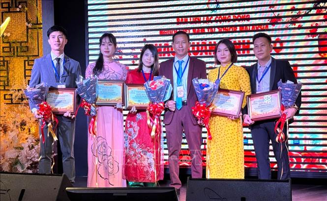 Ông Nguyễn Như Hảo (thứ ba, từ phải sang), Trưởng Ban liên lạc cộng đồng người Việt tại Johor, phát biểu. Ảnh: Viên Luyến – PV TTXVN tại Malaysia 