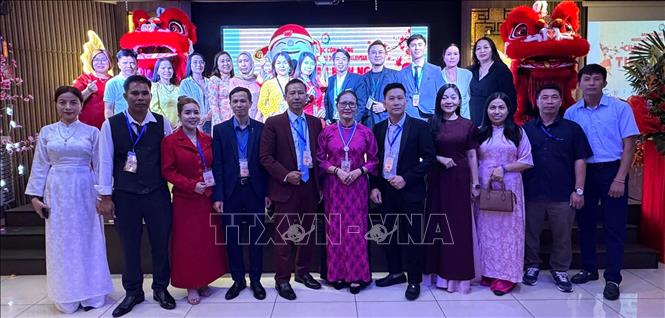 Ban Liên lạc cộng đồng người Việt tại Johor cùng các đại diện Đại sứ quán Việt Nam và Hiệp hội Hữu nghị Malaysia – Việt Nam tại sự kiện. Ảnh: Viên Luyến – PV TTXVN tại Malaysia