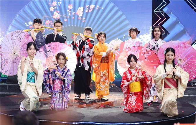 Mỗi bỗ trang phục được các em lựa chọn trình diễn trong Lễ hội Xuân không chỉ khẳng định nét đẹp văn hóa Việt mà còn thể hiện sự giao thoa văn hóa trong tinh thần hội nhập Quốc tế. Ảnh: Thanh Tùng - TTXVN