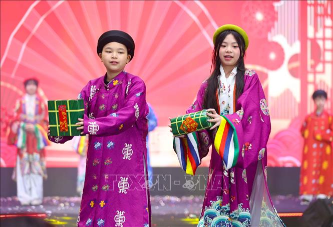 Học sinh trường THCS Giảng Võ tự tin, tỏa sáng cùng những bộ trang phục truyền thống ngày Tết. Ảnh: Thanh Tùng - TTXVN