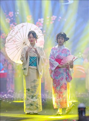 Mỗi bỗ trang phục được các em lựa chọn trình diễn trong Lễ hội Xuân không chỉ khẳng định nét đẹp văn hóa Việt mà còn thể hiện sự giao thoa văn hóa trong tinh thần hội nhập Quốc tế. Ảnh: Thanh Tùng - TTXVN