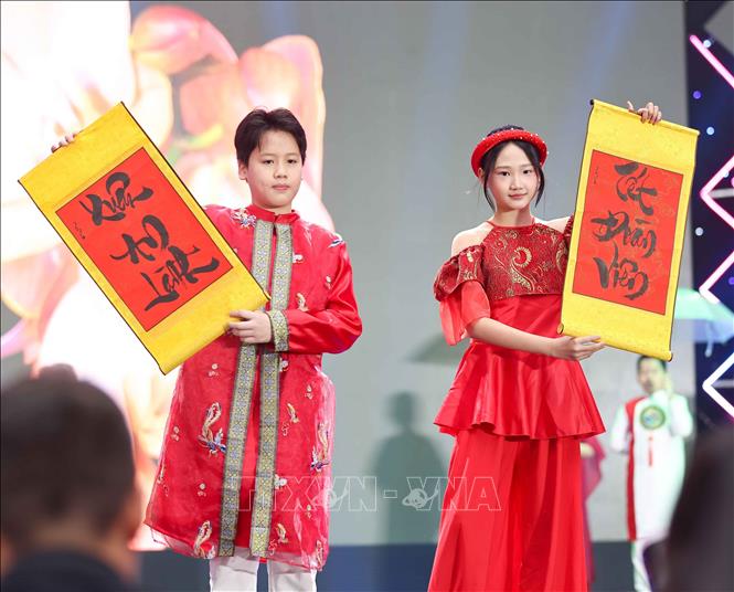 Học sinh trường THCS Giảng Võ tự tin, tỏa sáng cùng những bộ trang phục truyền thống ngày Tết. Ảnh: Thanh Tùng - TTXVN