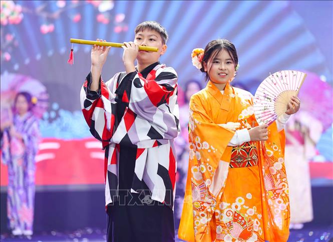 Mỗi bỗ trang phục được các em lựa chọn trình diễn trong Lễ hội Xuân không chỉ khẳng định nét đẹp văn hóa Việt mà còn thể hiện sự giao thoa văn hóa trong tinh thần hội nhập Quốc tế. Ảnh: Thanh Tùng - TTXVN