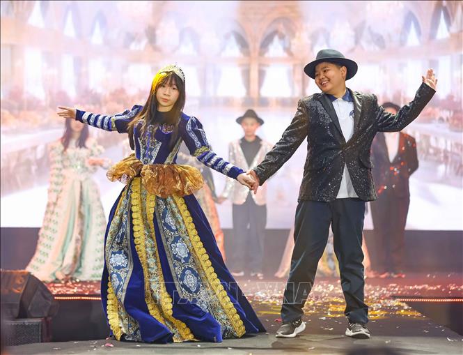 Mỗi bỗ trang phục được các em lựa chọn trình diễn trong Lễ hội Xuân không chỉ khẳng định nét đẹp văn hóa Việt mà còn thể hiện sự giao thoa văn hóa trong tinh thần hội nhập Quốc tế. Ảnh: Thanh Tùng - TTXVN