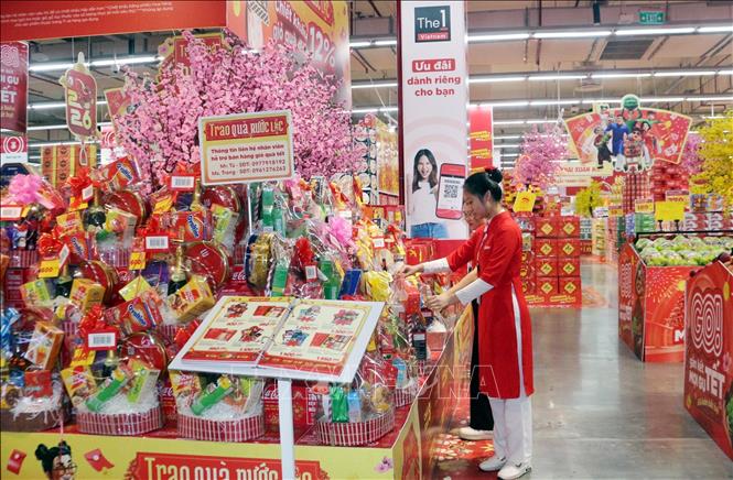 Lượng hàng hóa phục vụ Tết Nguyên đán Bính Ngọ 2026 tại các cửa hàng, siêu thị tăng 25-30% so với ngày thường. Ảnh: Nguyễn Chinh - TTXVN
