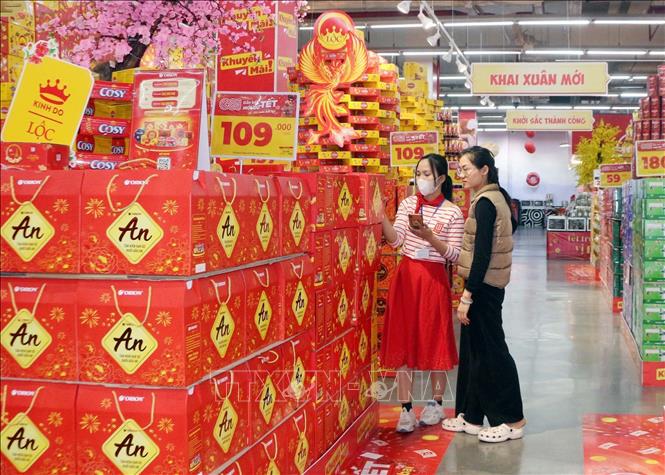 Người tiêu dùng chọn mua hàng hóa tại siêu thị. Ảnh: Nguyễn Chinh - TTXVN