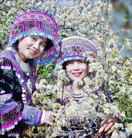 Du khách Hà Nội rạng rỡ trong bộ trang phục truyền thống của người Mông. Ảnh: Đinh Thùy - TTXVN