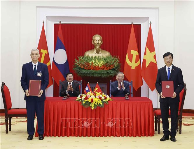 Tổng Bí thư Tô Lâm và Tổng Bí thư, Chủ tịch nước Lào Thongloun Sisoulith chứng kiến lễ ký Biên bản thỏa thuận hợp tác giữa Đảng bộ, Chính quyền
Thủ đô Hà Nội và Đảng bộ, Chính quyền Thủ đô Viêng Chăn giai đoạn 2026-2030. Ảnh: Thống Nhất -TTXVN
