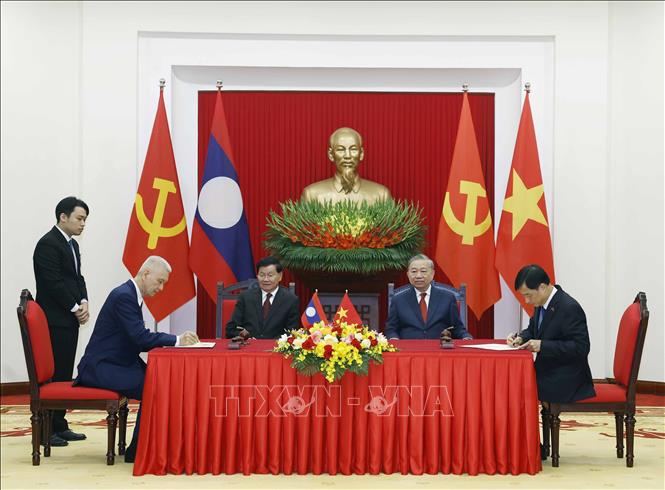 Tổng Bí thư Tô Lâm và Tổng Bí thư, Chủ tịch nước Lào Thongloun Sisoulith chứng kiến lễ ký Biên bản thỏa thuận hợp tác giữa Đảng bộ, Chính quyền
Thủ đô Hà Nội và Đảng bộ, Chính quyền Thủ đô Viêng Chăn giai đoạn 2026-2030. Ảnh: Thống Nhất -TTXVN
