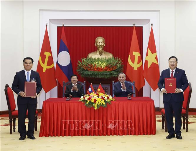 Tổng Bí thư Tô Lâm và Tổng Bí thư, Chủ tịch nước Lào Thongloun Sisoulith chứng kiến lễ ký Thỏa thuận hợp tác giữa Văn phòng Trung ương Đảng Cộng sản Việt Nam và Văn phòng Trung ương Đảng Nhân dân Cách mạng Lào giai đoạn 2026-2030. Ảnh: Thống Nhất -TTXVN