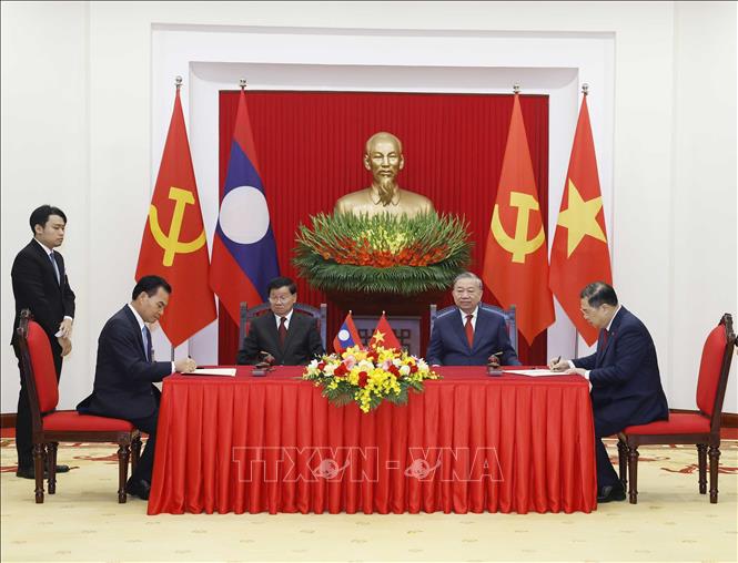 Tổng Bí thư Tô Lâm và Tổng Bí thư, Chủ tịch nước Lào Thongloun Sisoulith chứng kiến lễ ký Thỏa thuận hợp tác giữa Văn phòng Trung ương Đảng Cộng sản Việt Nam và Văn phòng Trung ương Đảng Nhân dân Cách mạng Lào giai đoạn 2026-2030. Ảnh: Thống Nhất -TTXVN