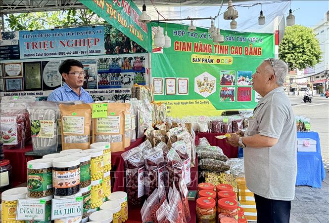 Người dân An Giang tham quan, mua sắm đặc sản tại hội chợ. Ảnh: Thanh Sang-TTXVN