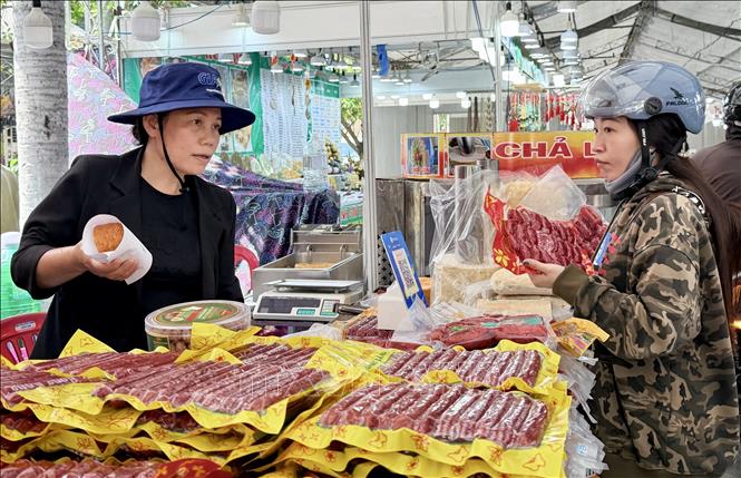 Người dân An Giang tham quan, mua sắm đặc sản tại hội chợ. Ảnh: Thanh Sang-TTXVN