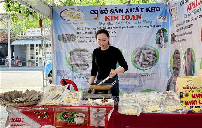 Các gian hàng sản phẩm OCOP tham gia hội chợ. Ảnh: Thanh Sang-TTXVN