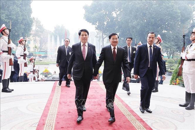 Chủ tịch nước Lương Cường đón Tổng Bí thư, Chủ tịch nước Lào Thongloun Sisoulith. Ảnh: Lâm Khánh – TTXVN