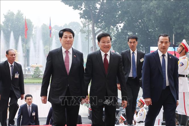 Chủ tịch nước Lương Cường đón Tổng Bí thư, Chủ tịch nước Lào Thongloun Sisoulith. Ảnh: Lâm Khánh – TTXVN