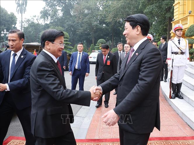 Chủ tịch nước Lương Cường đón Tổng Bí thư, Chủ tịch nước Lào Thongloun Sisoulith. Ảnh: Lâm Khánh – TTXVN