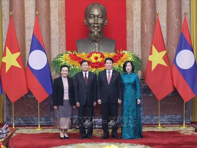 Chủ tịch nước Lương Cường và Phu nhân cùng Tổng Bí thư, Chủ tịch nước Lào Thongloun Sisoulith và Phu nhân chụp ảnh chung. Ảnh: Lâm Khánh – TTXVN