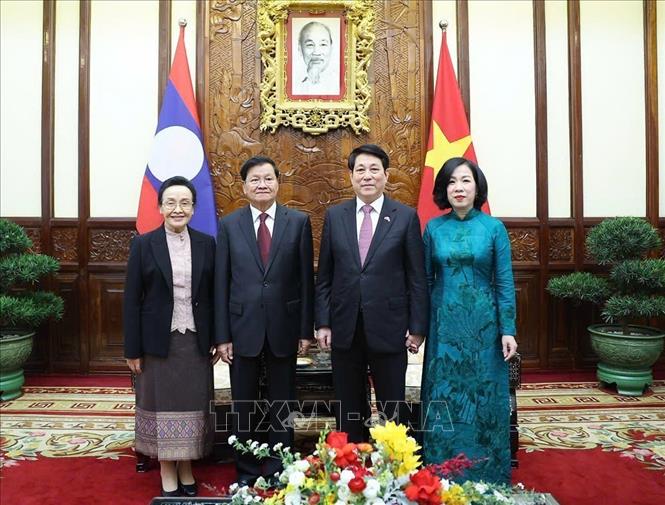 Chủ tịch nước Lương Cường và Phu nhân cùng Tổng Bí thư, Chủ tịch nước Lào Thongloun Sisoulith và Phu nhân chụp ảnh chung. Ảnh: Lâm Khánh – TTXVN