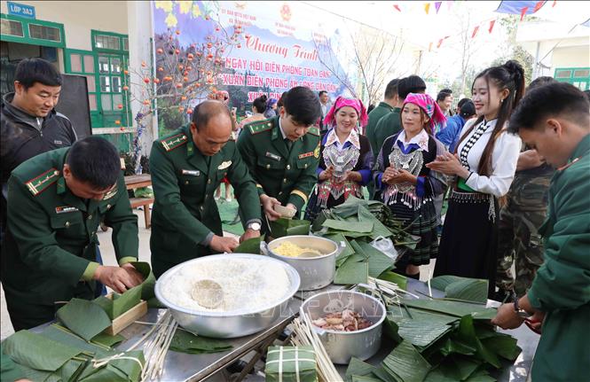 Cán bộ, chiến sĩ Đồn Biên phòng Thanh Luông trong phần thi gói bánh chưng. Ảnh: Trung Kiên - TTXVN