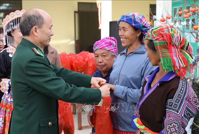 Lãnh đạo Ban Chỉ huy Biên phòng tỉnh Điện Biên tặng quà cho người dân tại ngày hội. Ảnh: Trung Kiên - TTXVN