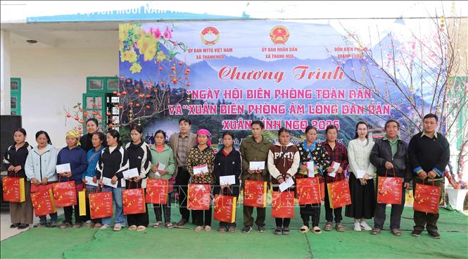 Đại diện các đơn vị thiện nguyện tặng quà người dân có hoàn cảnh khó khăn trên địa bàn. Ảnh: Trung Kiên - TTXVN