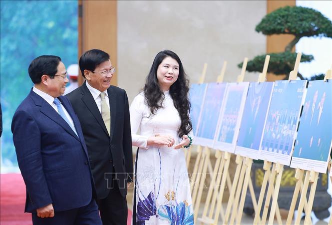 Thủ tướng Phạm Minh Chính và Tổng Bí thư, Chủ tịch nước Lào Thongloun Sisoulith tham quan trưng bày ảnh về quan hệ hợp tác giữa hai nước do Thông tấn xã Việt Nam thực hiện. Ảnh: Dương Giang– TTXVN
