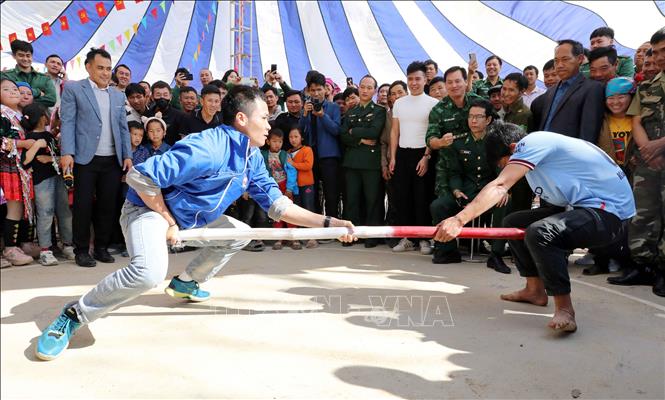 Người dân nhiệt tình tham gia phần thi đẩy gậy tại ngày hội. Ảnh: Trung Kiên - TTXVN