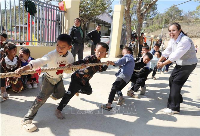 Học sinh cũng háo hức tham gia kéo co tại ngày hội. Ảnh: Trung Kiên - TTXVN