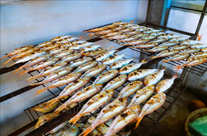 Tiêu chí cá biển nướng than hoa đạt chuẩn là cá nướng không được quá lửa, thân cá không bị cháy sém, sáp, khô và phải giữ được vị ngọt, ngon. Ảnh: Xuân Tiến - TTXVN 
